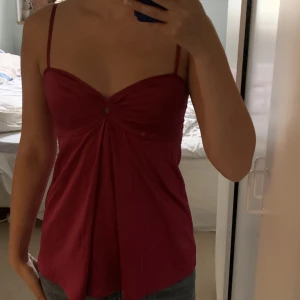 Vintage topp - Jättegullig vintage topp i en rosalila färg. Har ingen lapp så vet inte vilket märke tyvärr. Den har justerbara band och skulle säga att den passar storlek xs/s. Har resår där bak och är i sidenmaterial. Skriv för fler bilder eller ifall du har frågor🥰🌸