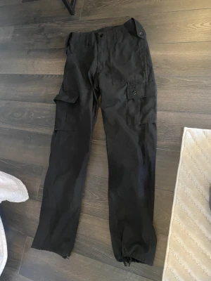 Cargos - Bra skick! Spännen vid midjan så man kan justera storleken själv