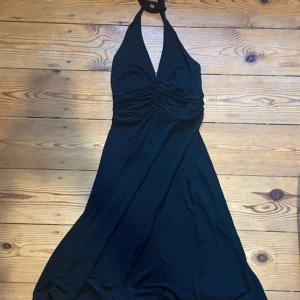Vintage halterneckklänning - Säljer en jättefin svart vintage klänning som tyvärr är lite för stor för mig i bysten. Så kommer definitivt passa bättre på någon med större byst än mig. Jättehärligt ”tungt” material med en dragkedja där bak och knyte i nacken. Skriv privat för frågor🥰🤗