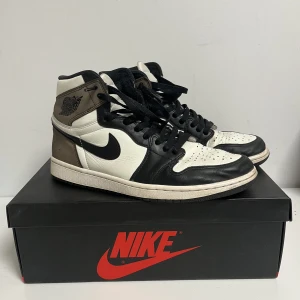Air Jordan 1 Dark Mocha - Säljer ett par Dark Mocha 1:or i fint skick. Kommer original låda. Skickas spårbart och dubbelboxat med PostNord! Lite heeldrag på dom.