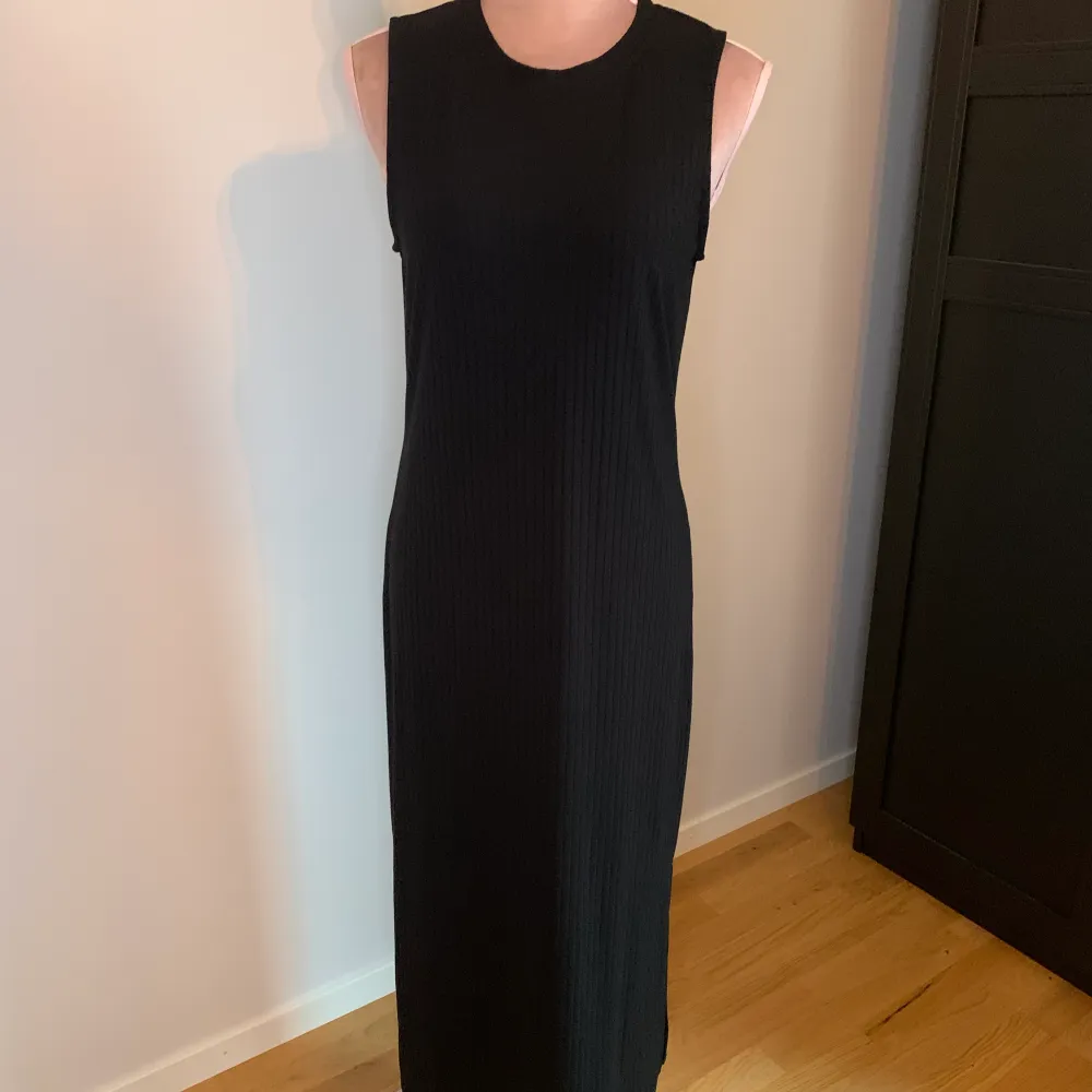 Säljer en svart tight klänning från Vero Moda i stolek M. Den är lång och passar i alla längder!💕. Klänningar.