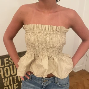 Sommrig topp! - Jätte fin topp ifrån zara! Köpt för ca 2 år sen men inte blivit använd sedan dess! 💕💐 storlek 38 men är stretchig så den passar 34-38 /s-m! Mina egna bilder!