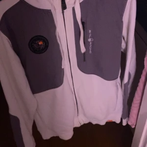 Sail racing kofta - Säljer min sail racing kofta i storlek M Bra skick och nypris är-1400 kr   