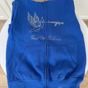 Best Yet To Come Hoodie - Rhinestone Hoodie Blå Märke: Best Yet to Come Storlek: S  Skick: 7/10 inga skador, bra kvalite och skick Original pris: 700kr Köpt år 2022