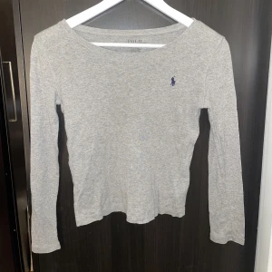 Långärmad tröja  - Vet inte ens hur gammal den är men den är fortfarande väldigt kompakt och fin. 