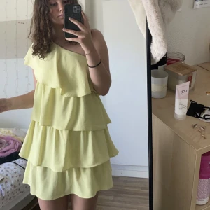 Gul Zara klänning - Säljer den populära volangklänningen från Zara i gul! Strl M, något liten i storlek! Säljer eftersom jag tycker den sitter lite för kort på mig🥰Kom med prisförslag