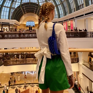 Långarmad från The Line by K - Kan styla bandet som man vill. Som en rosett eller korsett…