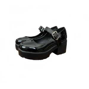 Mary janes  - Jätte fina Mary Jane skor i strl 37, normala i strl. Är endast testade inne så är som nya. Har tyvärr ingen koll på klackhöjden men kan ta reda på det om så önskas!