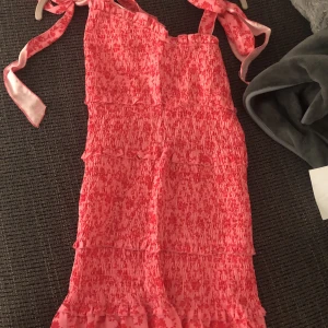 Fin rosa klänning💕💞 - 50kr ser finare ut i verkligheten passar inte längre storlek S, man betalar för frakt själv! Original pris 99kr