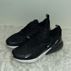 Nike Air max 270 - Skor använda ett par gånger. Lite sönder på vänstra foten. Lätta, sköna skor. Storlek 39. Pris kan diskuteras privat. 