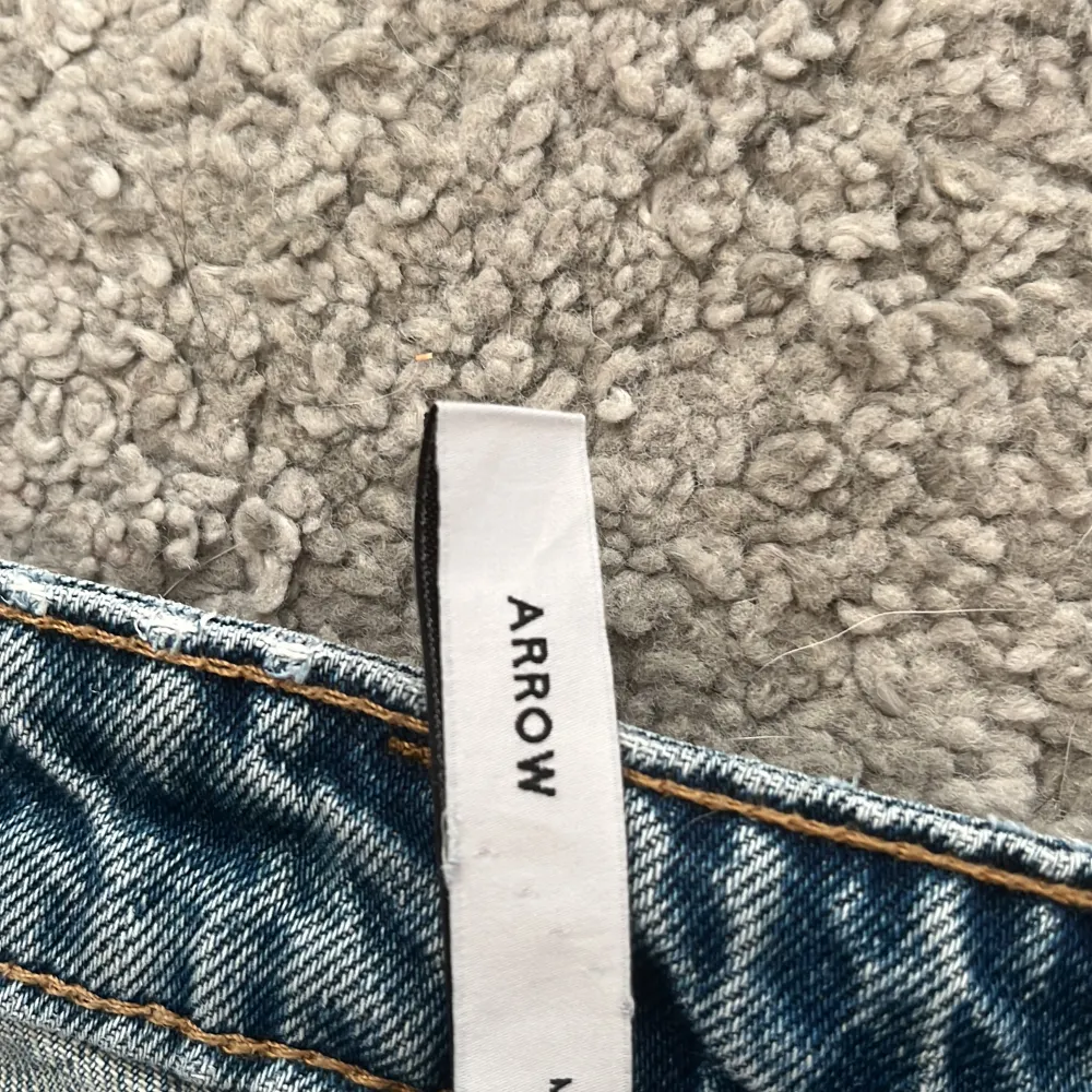 Hej säljer dessa snygg jeans från Weekday då dom är för små för mig. Dom är lågmodjade och lite vida och passar mig som är 170 och brukar ha storlek S . Jeans & Byxor.