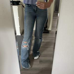 As snygga jeans med hål på var knä🫐 Slits och är high waist. Är i storlek XS men sitter som xss!!🌩️