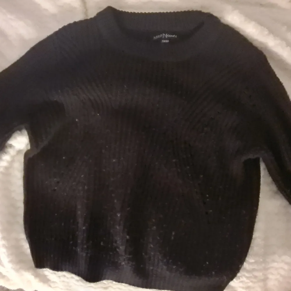 Säljer denna svarta stickade tröjan, storlek 158/164. Säljer pga att jag inte fått användning för den. Den är välanvänd och har lite noppror. Pris kan disskuteras.. Stickat.