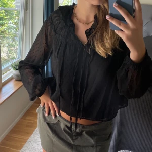 Blus - Så fin blus från NA-KD lappen är kvar och helt oanvänd! Jätte fin men många snygga detaljer🥰 strl 36 kostar 180kr + frakt 