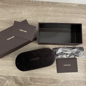 Tom Ford solglasögon dam  - Solglasögon från tom Ford i modell selby , köpta i maj och knappt använda. Nästan nyskick!  Köpte för 2500kr , säljer för 1500kr. Allt tillkommer! 