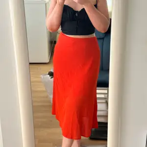 Vad: Orange kjol Märke: Filippa K Storlek: S Skick: Använd 1 gång, helt utan anmärkning  