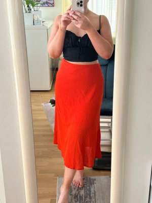 Filippa K kjol - Vad: Orange kjol Märke: Filippa K Storlek: S Skick: Använd 1 gång, helt utan anmärkning  