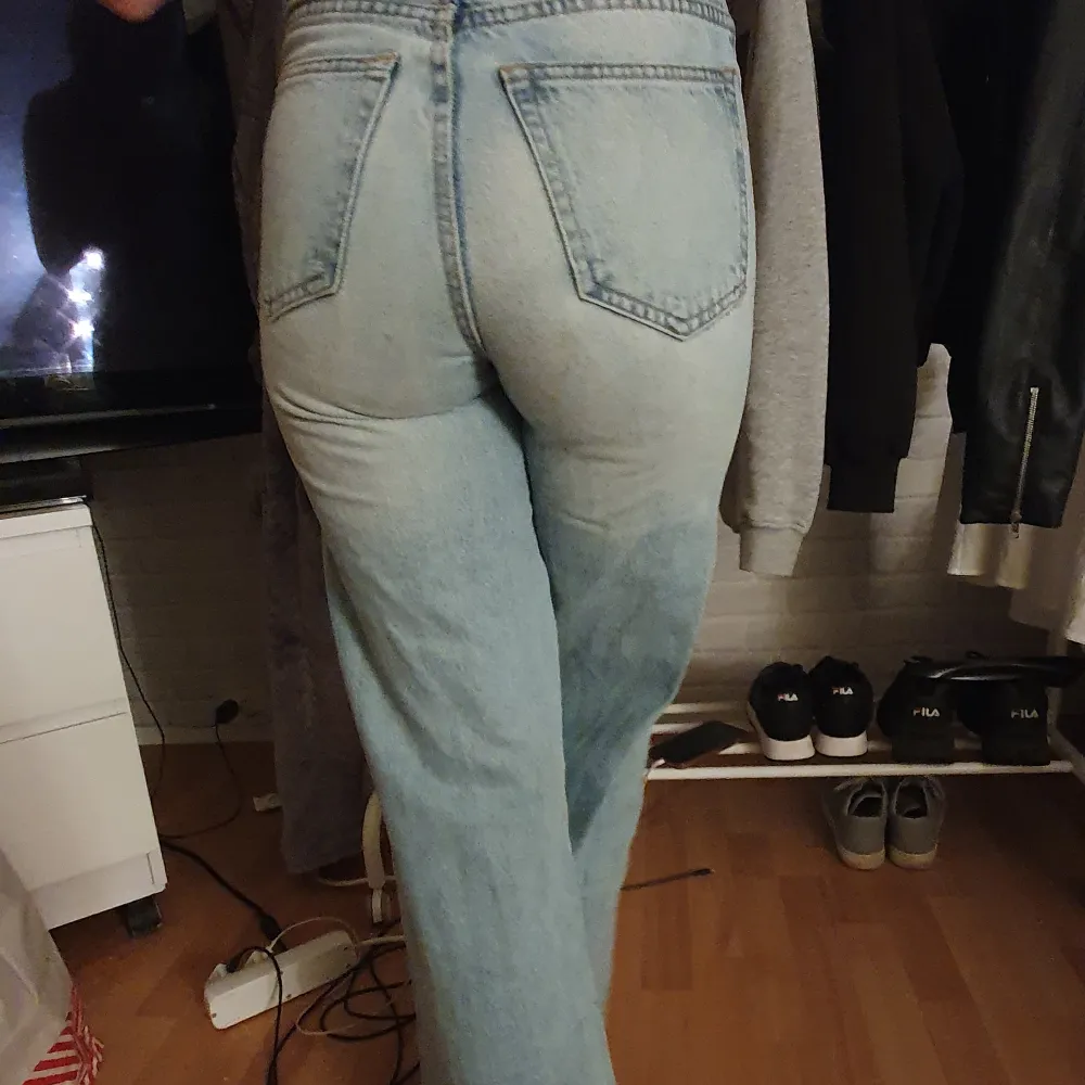 Fina jeans i storlek xxs, dom är högmidjade som man ser på andra bilden! En lite liten prick som inte försvann i tvätten men inget man märker🙌🏽 pris kan diskuteras!. Jeans & Byxor.