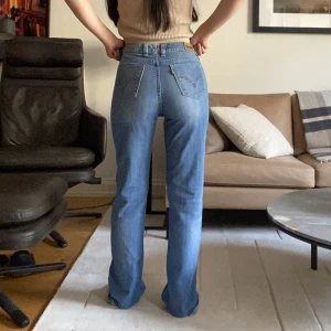 Levi's 627  - Levi's jeans i modellen 627 Straight Fit. Midjemått 35cm. Innerben 79cm. Står storlek 29/32 men passar mig som brukar ha runt W27 och S väldigt bra. Kan skicka fler bilder i chatten! Sitter under naveln så skulle säga mid-waist.