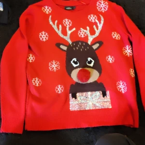 Jul tröja  - Fin jul tröja i bra skick. Hör av er med frågor🌸