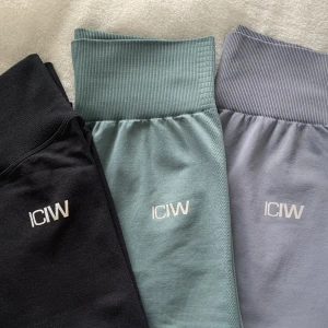 Träningstaights  - Säljer dessa tre taights från icaniwill! Ett par för 90kr eller allihopa för 200kr💓 Endast använda ett par gånger då de inte passar mig. De gröna och lila är i modellen ”Define seamless taights” och de svarta i modellen ”Scrunch seamless taights”🥰