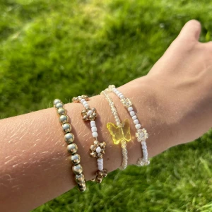 Pärlarmband  - Fyra pärlarmband fjärilsarmbandet kostar 15kr, dom andra litar 20kr och om man köper alla kostar de 65kr kontakta oss om de finns frågetecken!💛💚