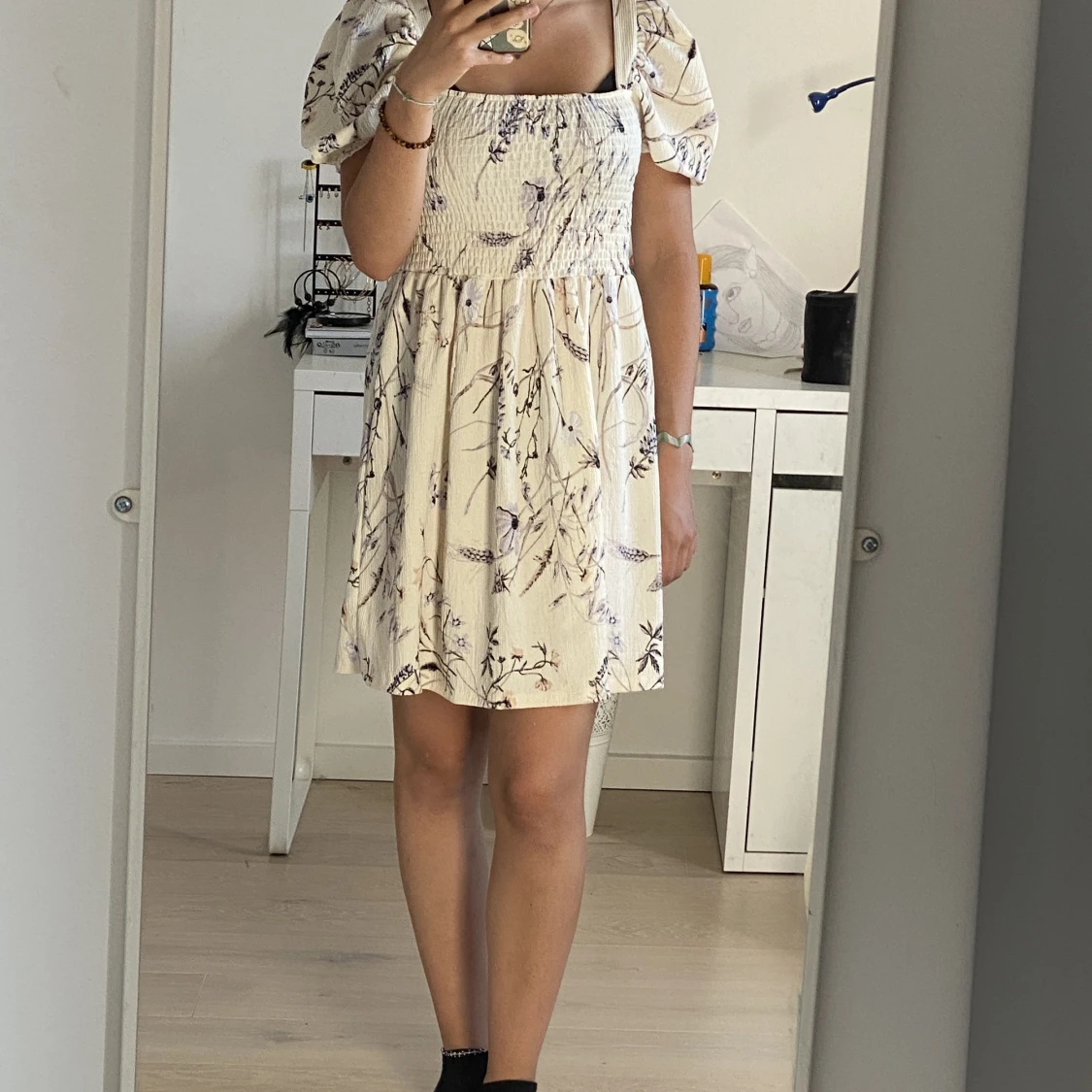 Gul klänning med blommor och puffärmar  - 90