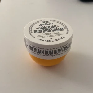 Body cream  - Hej!  Jag säljer min brazilian bum bum cream. Testad en gång så den är full. Nypris är 150 kr mitt pris 90 kr❤️ 