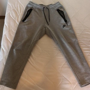 Nike tech byxor  - Sparsamt använda  Skick 8/10