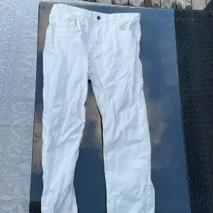 Hej! Säljer nu mina vita jeans som är ifrån riley. De är i storlek 33 Regular fit. De är i fint skick förutom 2 väldigt små fläckar på baksidan som nog går bort vid blekning. Tveka inte på att skriva om du har någon fråga eller liknande ☺️