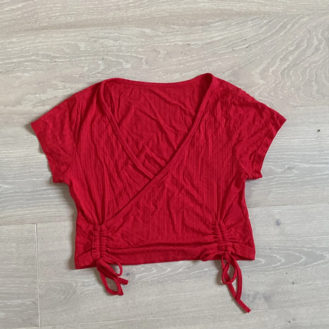 V-ringad röd t-shirt