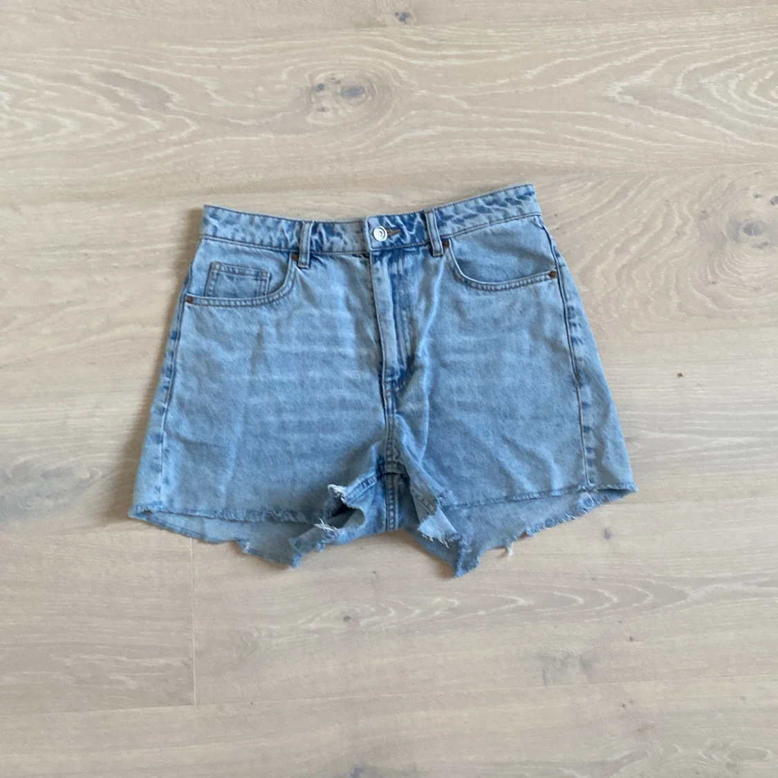 Ljusblåa högmidjade denimshorts