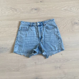 Ljusblåa högmidjade denimshorts  - Lite stora runt midjan på mig men köpte nog bara nån storlek för stort. I bra skick, inte sönder nånstans. Från H&M 