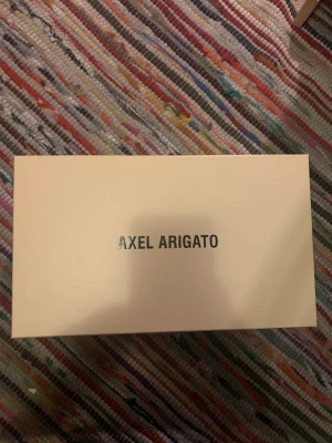 Axel Arigatos - Hej! Jag vill sälja mina nya Axel Arigatos clean 90s zips skor som jag har fått av mina föräldrar som födelsedagspresent. Men dem var lite för små för mig så Tänker sälja dem och få mig nya par som passar mig. Om ni har några frågor det är bara ställa