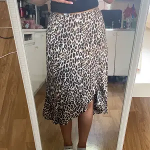 Säljer en jättefin leopard kjol i storlek 34 men passar mig som pendlar mellan 36 och 38! Frakt tillkommer 💗💗💗