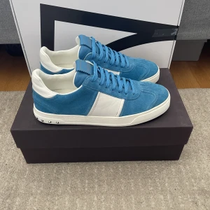 Valentino Flycrew - Säljer ett par Valentino Flycrews! Dom är som nya! Storlek 41! Box, två dustbags, extra skosnören tillkommer till skorna!  Hör gärna av dig om du har frågor!