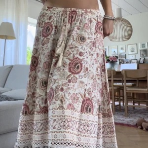 Maxi kjol - Säljer för tycker den är för kort för mig som är 174. Köpte den på vinted och den är i nyskick, jag har aldrig heller använt den. 