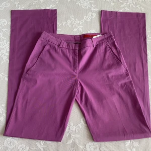 Kostymbyxor  - Vintage kostymbyxor från märket Hugo boss i perfekt nyskick, passar en strl 36/S, modellen är utsvängd