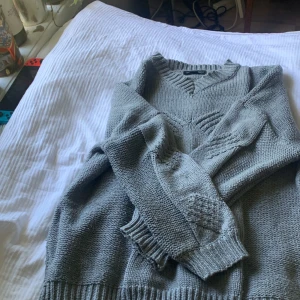 Stickad tröja  - Detta är en mycket fin stickad tröja . Den är från SHEIN men i märet DAZY.den är väldigt väll gjord jag har haft den jätte länge och den är inte sönder de är bara två fläckar i ryggen (ni ser på bilden) de är strl M men den sitter oversized.