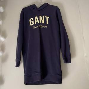 Oanvänd Gant klänning i mörkblått och guld. Storlek 158/164 13-14 years. Motsvarar Xs.🩷