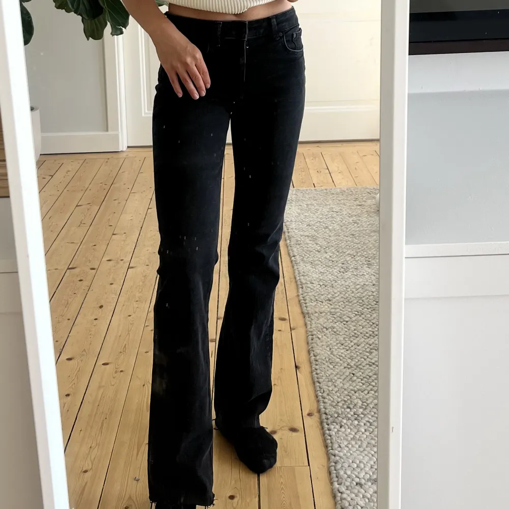 Flared jeans från zara. Jeans & Byxor.