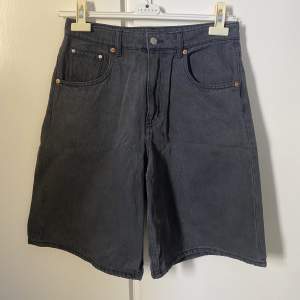 Super snygga bermuda jeansshorts som har en oversized look.