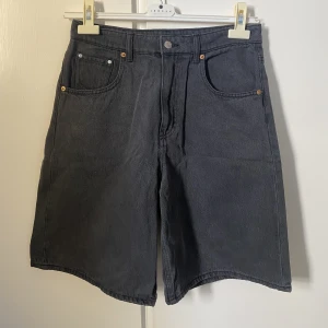 Gråa jeansshorts - Super snygga bermuda jeansshorts som har en oversized look.
