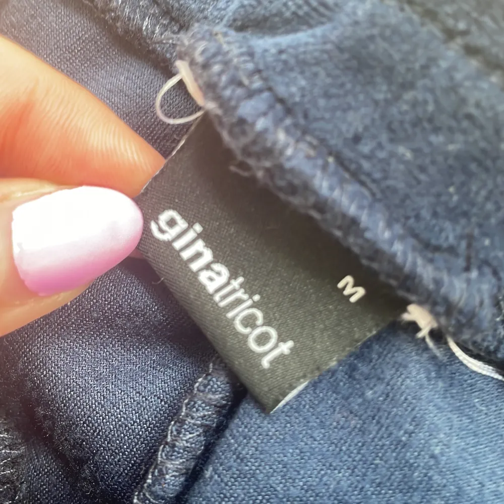 Säljer dessa Cecilia Velour trousers (mjukisbyxor) från Gina i storlek M för att jag inte har använt dom så mycket. De är använda ett fåtal gånger så dom är precis som nya. . Jeans & Byxor.