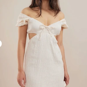 Beige klänning - Superfin och oanvänd klänning med lapp kvar. Priset är exkl frakt