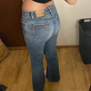 Skitsnygga lågmidjade jeans - Sitter som en smäck🙌🏼 midjemåttet är ungefär 82cm och innerben 80cm  Passformen är bootcut😎 Möts upp i sthlm 👌🏼 tryck int på köpnu 