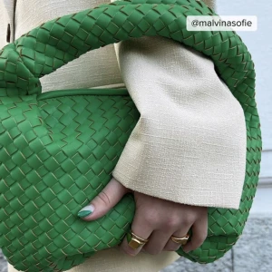 Flätad väska  - Grön flätad väska som är bottega liknande! Superfin och inga defekter! 