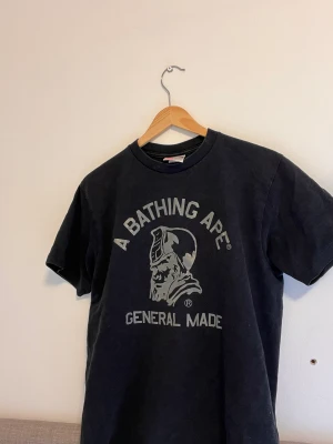Bape T-shirt. Och Noah tröja  - Snygg bape T-shirt som jag har vuxit ur tyvärr. Köpt på ettresex/plugmepleas. 