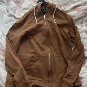 Zip up - Chocklad brun zip up hoddie som säljs för den inte kommer till användning. 