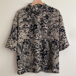 Mönstrad skjorta - Monki - Mönstrad skjorta från Monki, oversized i storleken. Fint skick.